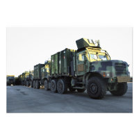 Des camions blindés sont assis sur la jetée à More