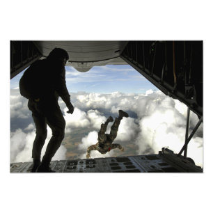 Impression Photo Des parachutistes sautent à l'arrière d'un C-130