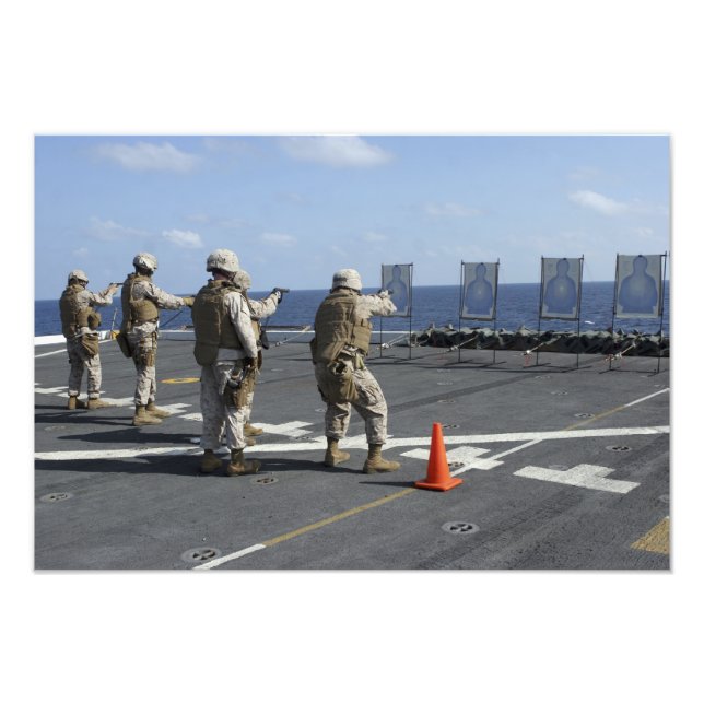 Impression Photo Des policiers militaires s'entraînent avec le Berr (Devant)