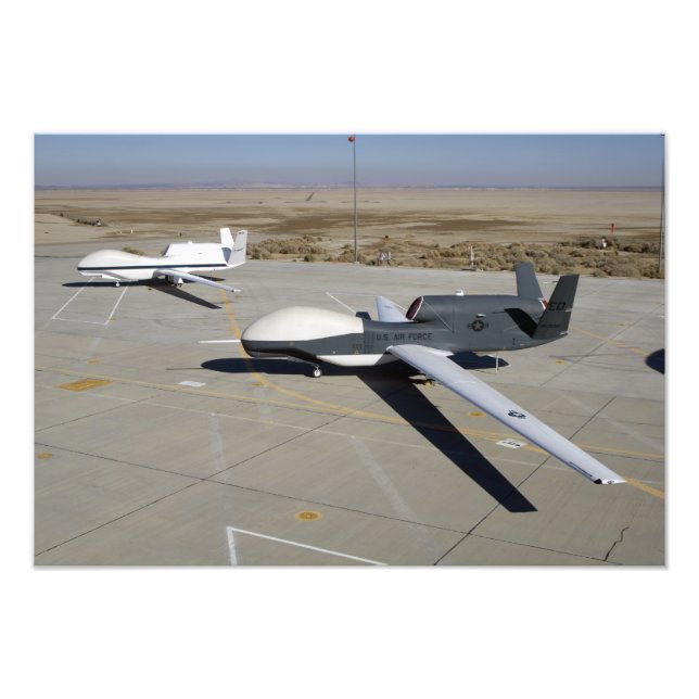 Impression Photo Deux Global Hawks stationnés sur une rampe (Devant)