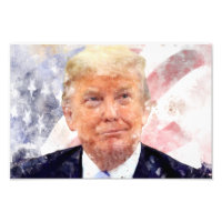 Donald Trump souriant avec le drapeau américain