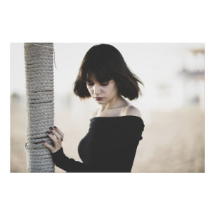 Impression Photo Femme élégante en noir hors-épaule haut