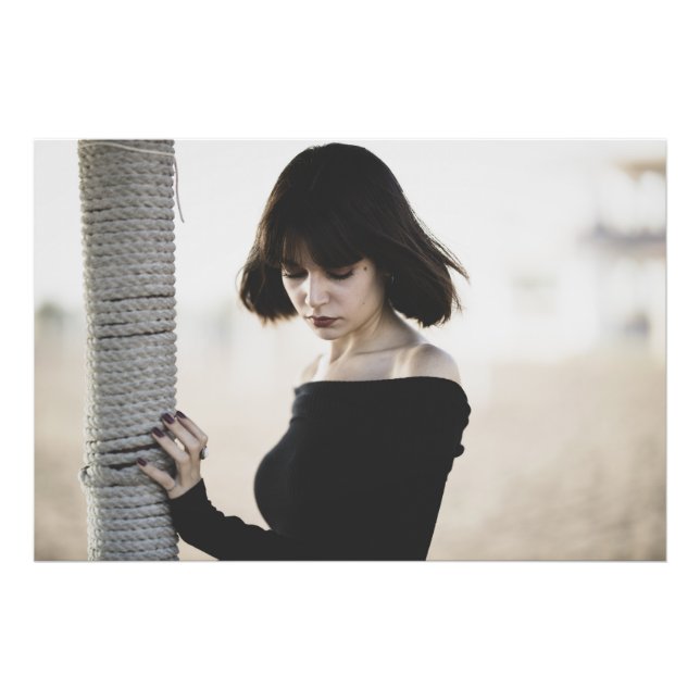 Impression Photo Femme élégante en noir hors-épaule haut (Devant)