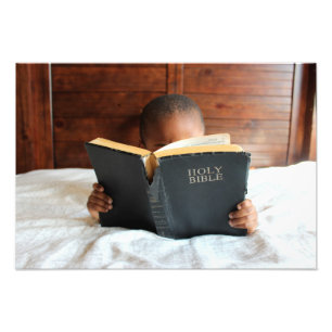 Impression Photo Garçon lisant la Sainte Bible