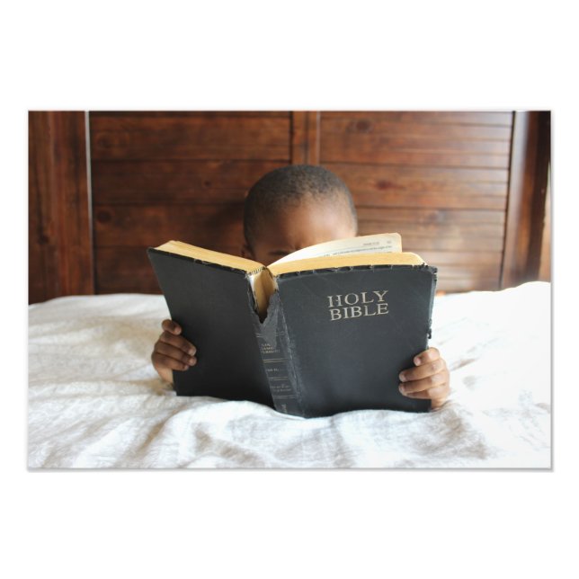 Impression Photo Garçon lisant la Sainte Bible (Devant)
