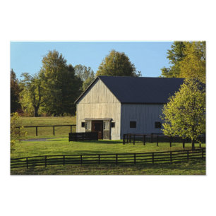 Impression Photo Grange dans une ferme de chevaux pur-sang au lever