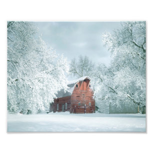 Impression Photo Grange Rouge Dans Une Neige D'Hiver Fraîche