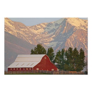 Impression Photo Grange rouge vif sur fond de monts Mission en