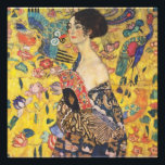 Impression Photo Gustav Klimt Lady With Fan Art Nouveau Painting<br><div class="desc">Dame Gustav Klimt avec peintre Art Nouveau Fan Ce demi-portrait d'une belle femme montre un arrière - plan jaune avec des ornements asiatiques, des oiseaux colorés et des fleurs de lotus. La dame porte une robe dans le style d'un kimono imprimé des motifs d'une robe de dragon chinoise. Belle peinture...</div>
