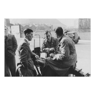 Impression Photo Hommes causant de vieilles copies noires et