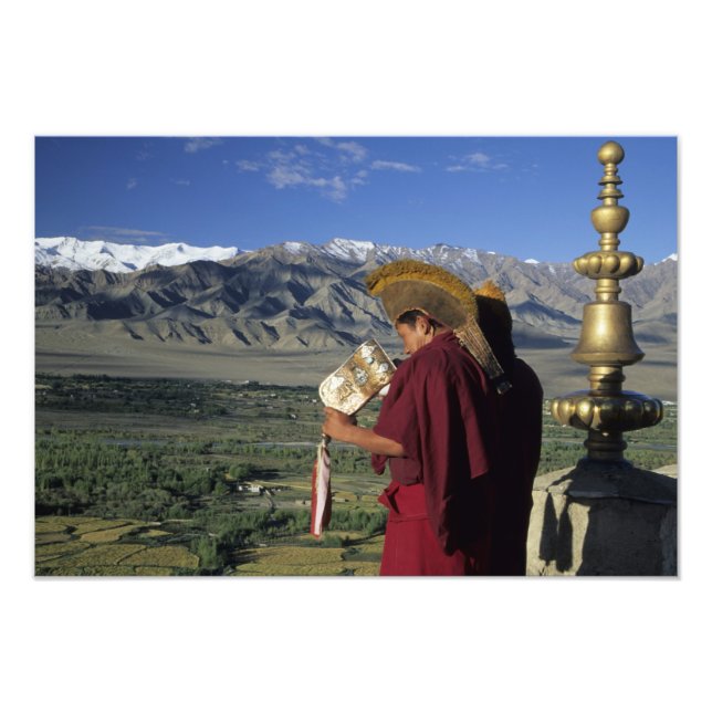 Impression Photo Inde, Ladakh, Thikse. Moine bouddhiste souffle (Devant)