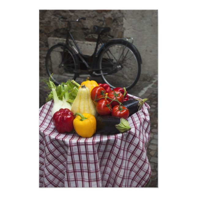 Impression Photo Italie, province de Brescia, Gargnano. Table avec (Devant)