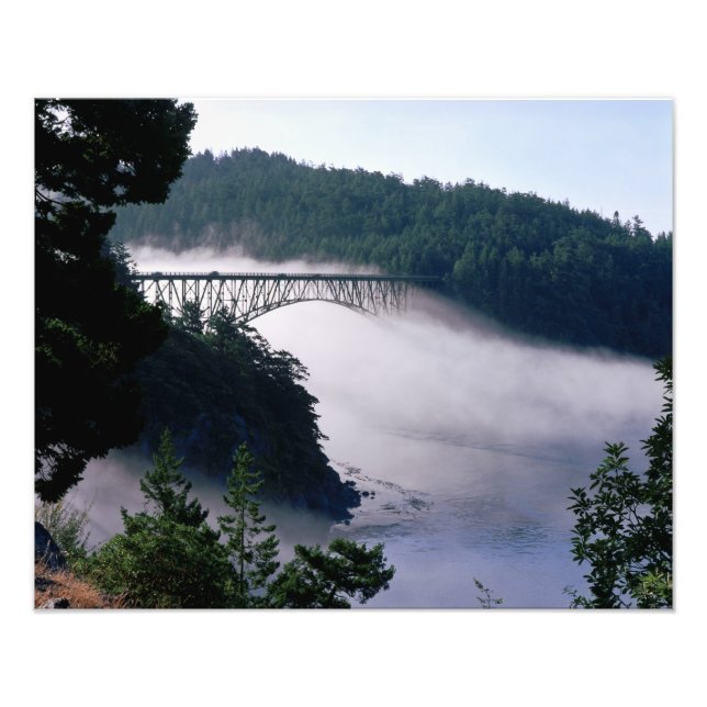 Impression Photo Le brouillard dérive sous le pont Deception Pass à (Devant)