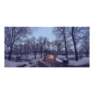 Impression Photo Le parc de la ville enneigé en hiver le soir