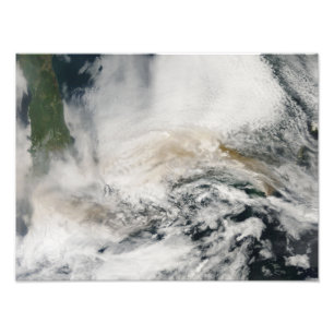 Impression Photo Le pic de Sarychev traversant la mer d'Okhotsk