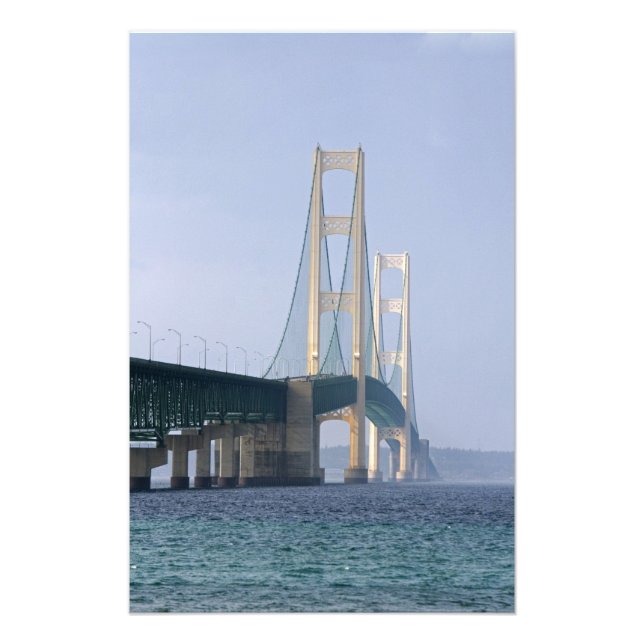 Impression Photo Le pont Mackinac qui s'étend le long du détroit (Devant)