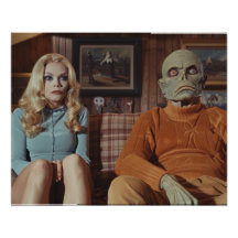 les années 70 Monster et Femme sur le canapé