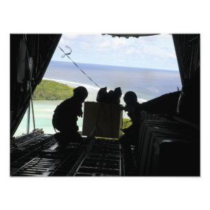 Impression Photo Les aviateurs poussent une palette de biens donnés