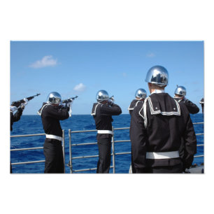 Impression Photo Les marins mettent le feu à un salut d'arme à fe