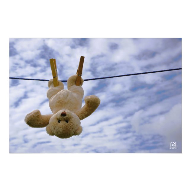 Impression Photo Ligne de lavage avec un ours en peluche suspendu. (Devant)