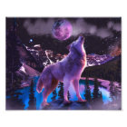 Loup gris hurlant dans la forêt