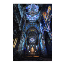 Lumière de projection de vitrail de cathédrale en