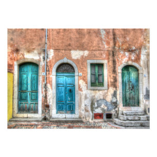 Impression Photo Maison ancienne avec trois portes et une fenêtre,