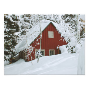 Impression Photo Maison rouge en bois dans la neige profonde d'hive