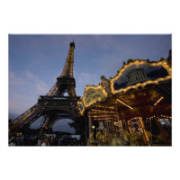 Manège près de la Tour Eiffel le soir,