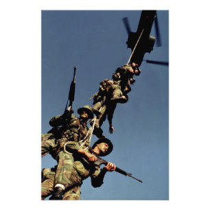 Impression Photo Marines sur un SPIE RIG. un dispositif de corde qu
