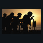 Impression Photo Marines tire des pistolets de 9mm<br><div class="desc">Les Marines tirent des armes de poing de 9mm sur le pont de l'USS Peleliu avec la vedette de jour.</div>