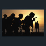 Impression Photo Marines tire des pistolets de 9mm<br><div class="desc">Les Marines tirent des armes de poing de 9mm sur le pont de l'USS Peleliu avec la vedette de jour.</div>