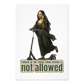 Impression Photo Mona Lisa on the phone riding a kick scooter