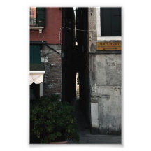 Narrow venetian alleyway (film, 2024)