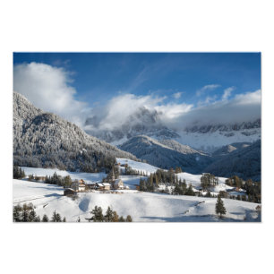 Impression Photo Petit village avec des montagnes de dolomites dans