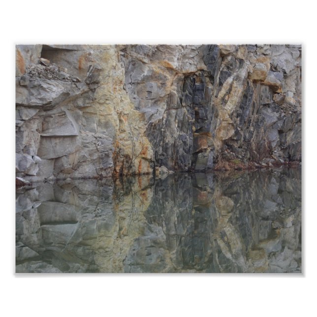 Impression Photo Réflexions De Mur De Falaise Rocheuse Dans L'Étang (Devant)