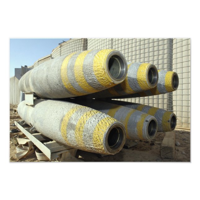 Impression Photo Six bombes GBU-12 sont dans un rack (Devant)