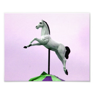 Impression Photo Statue de carrousel à cheval blanc contre violet
