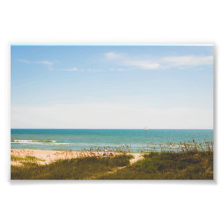 Impression Photo Sunny Ocean View avec parasol de plage et voilier