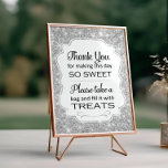 Impression Photo Symbole de Fête des mariées Buffet Silver Sparkle<br><div class="desc">Ce panneau de buffet de bonbons brillants en argent sera le complément parfait à la barre de bonbons à votre mariage, anniversaire, douche nuptiale ou baby shower. Il dispose d'un arrière - plan brillant argenté avec un cadre découpé avec l'expression "Merci pour rendre ce jour si doux S'il vous plaît...</div>