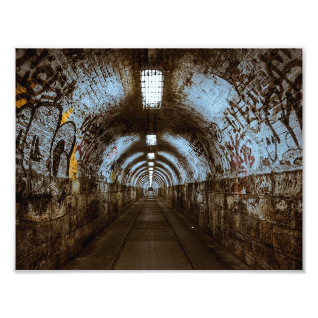 Impression Photo Tunnel de train ferroviaire vide avec Graffiti Pho (Devant)