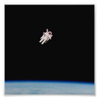 Un astronaute flotte dans l'espace ouvert - NASA -
