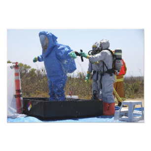 Impression Photo Un aviateur se tient dans une baignoire