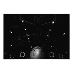 Impression Photo Un C-17 Globemaster III est assis dans un hangar