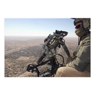 Impression Photo Un chef d'équipage cherche une activité suspecte