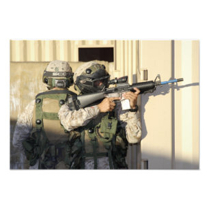 Impression Photo Un chef d'infanterie vise son arme