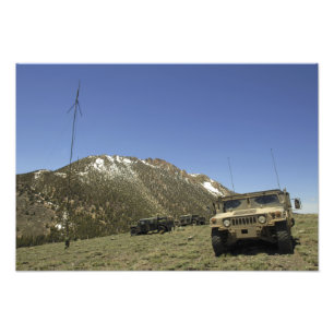 Impression Photo Un Humvee est garé sur le site de retransmission