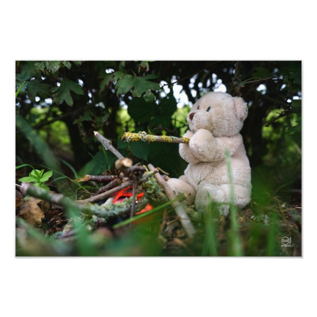 Impression Photo Un petit garçon qui est au feu de camp. (Devant)