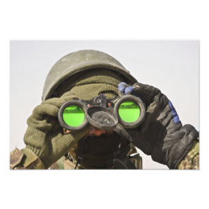 Impression Photo Un soldat afghan balaye l'horizon