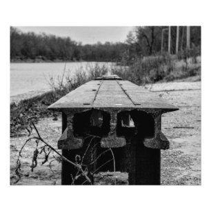 Impression Photo Un vieux banc de rail oublié le long d'une rivière